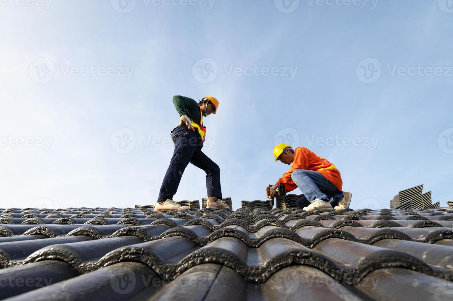 une équipe d'ouvriers du bâtiment en tenue de travail a installé de  nouveaux équipements de