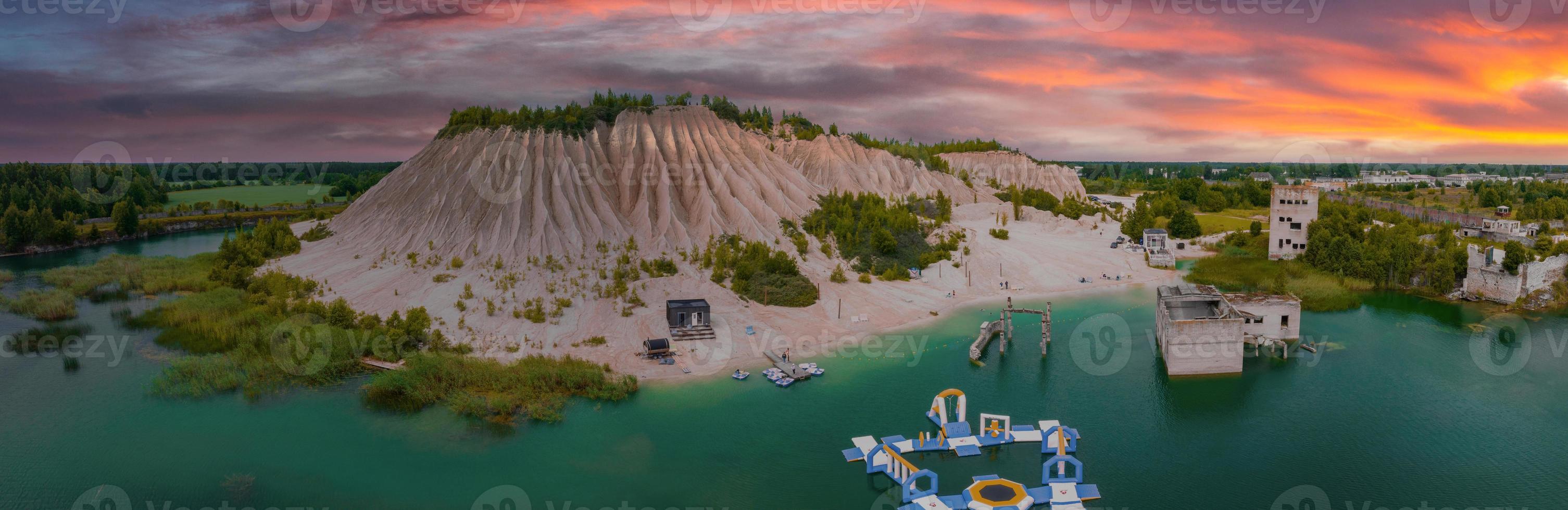 carrière abandonnée pour l'extraction de calcaire. belle nature, attraction en estonie. photo