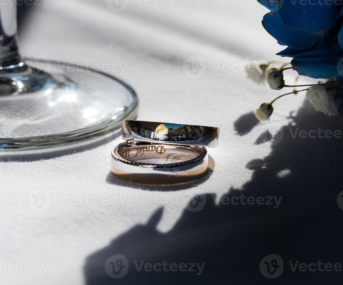 gros plan de bagues en or de mariage. bonne journée de création d'une nouvelle famille. photo