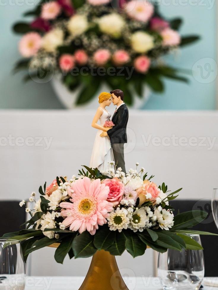 décorations de table de mariage. fleurs, figurines de la mariée et du marié. photo