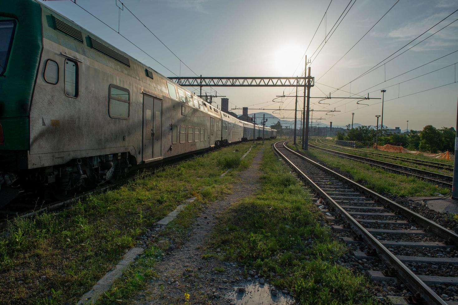 bergame italie juin 2022 gare de bergame tôt le matin en été photo