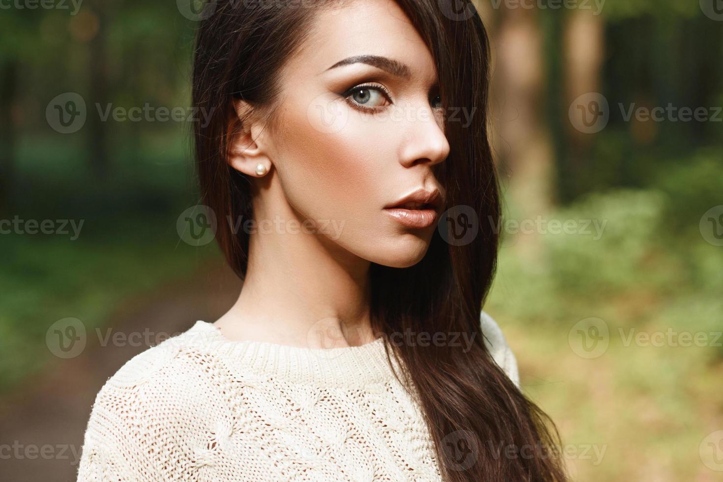 portrait en gros plan d'une fille sexy sur un arrière-plan flou vert. photo