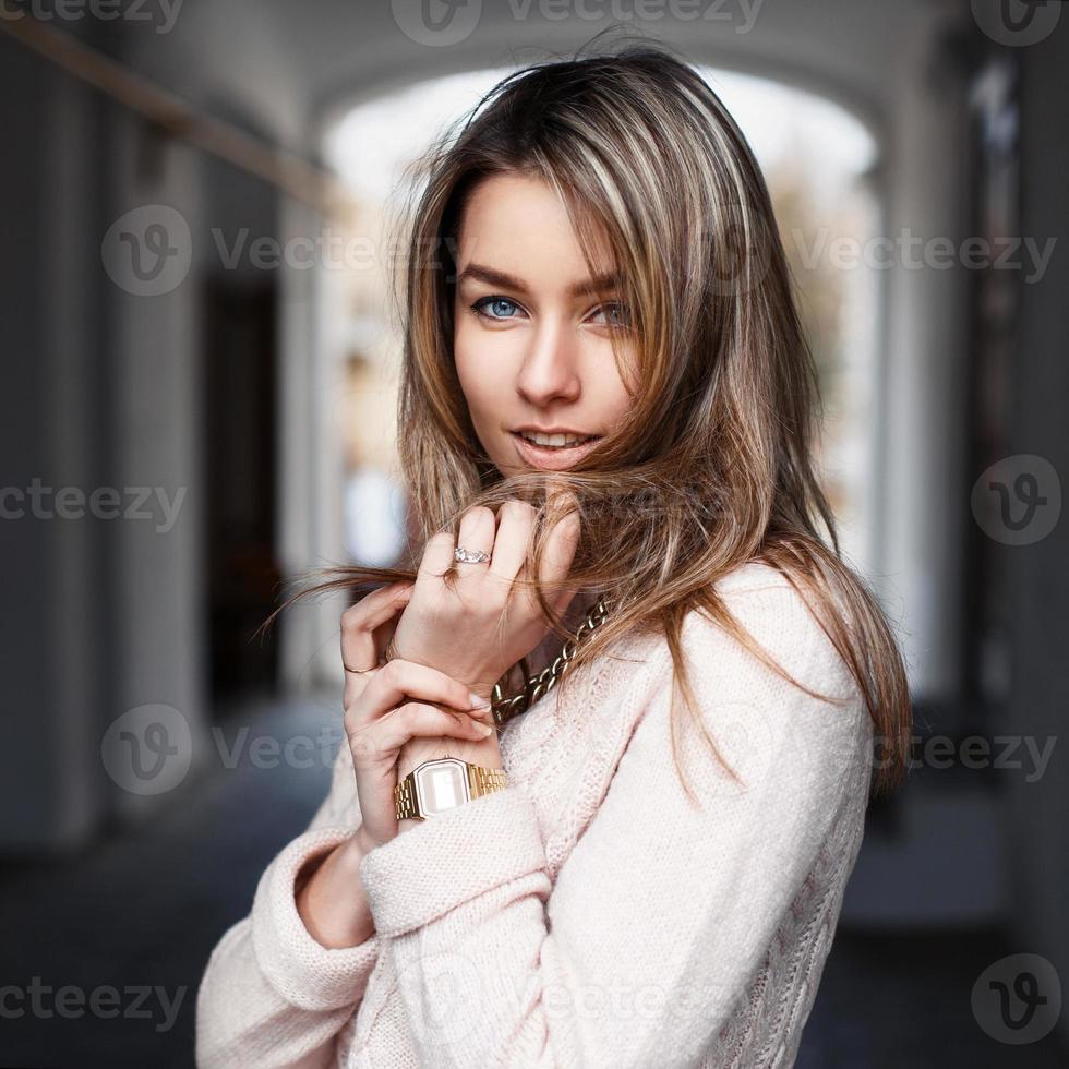 portrait en plein air d'une belle jeune femme dans des vêtements à la mode photo