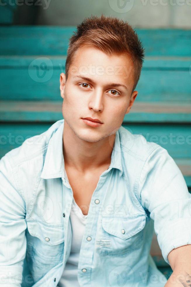 portrait de jeune homme à l'extérieur photo