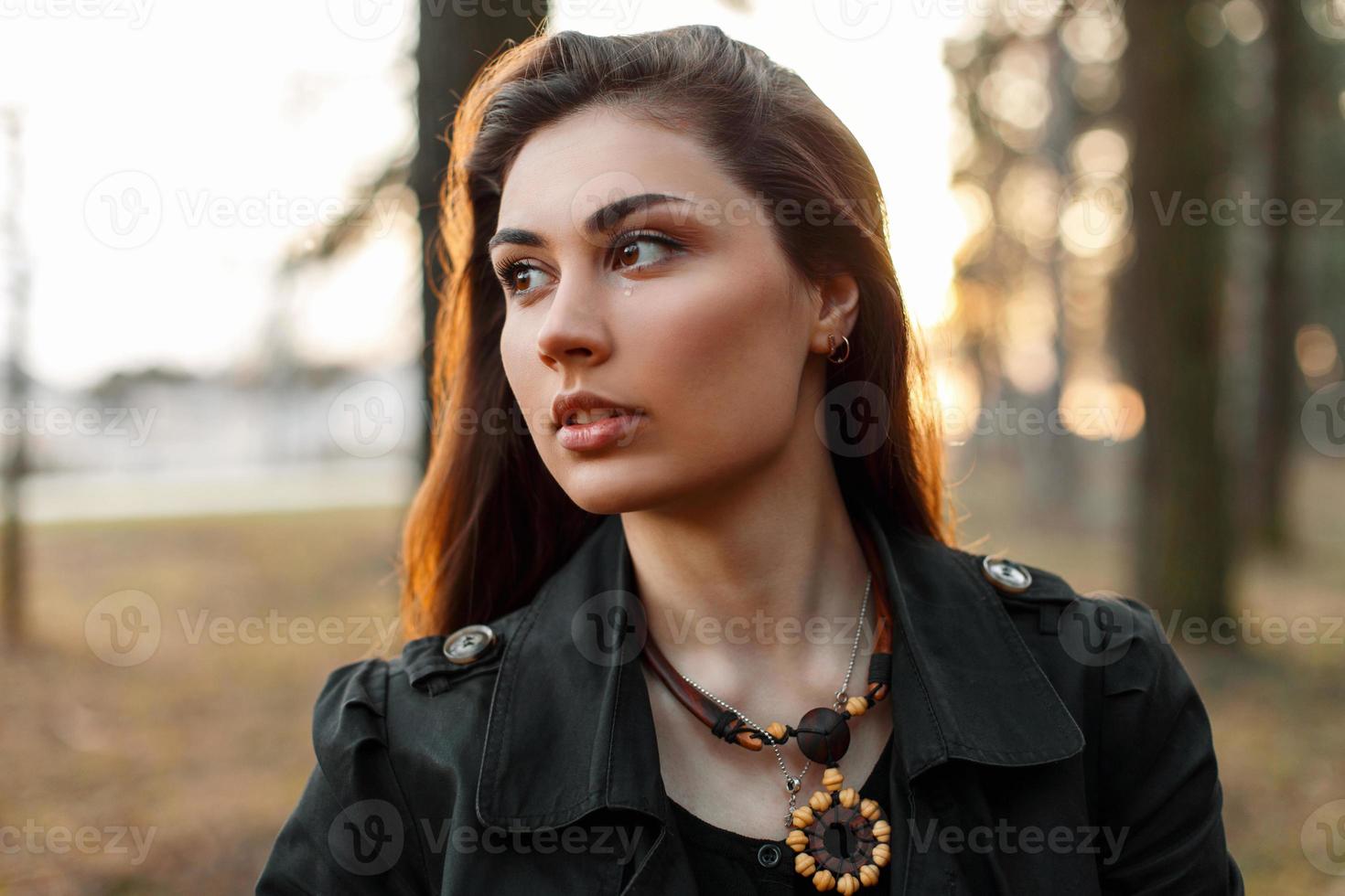 belle fille triste avec une larme dans le parc au coucher du soleil photo