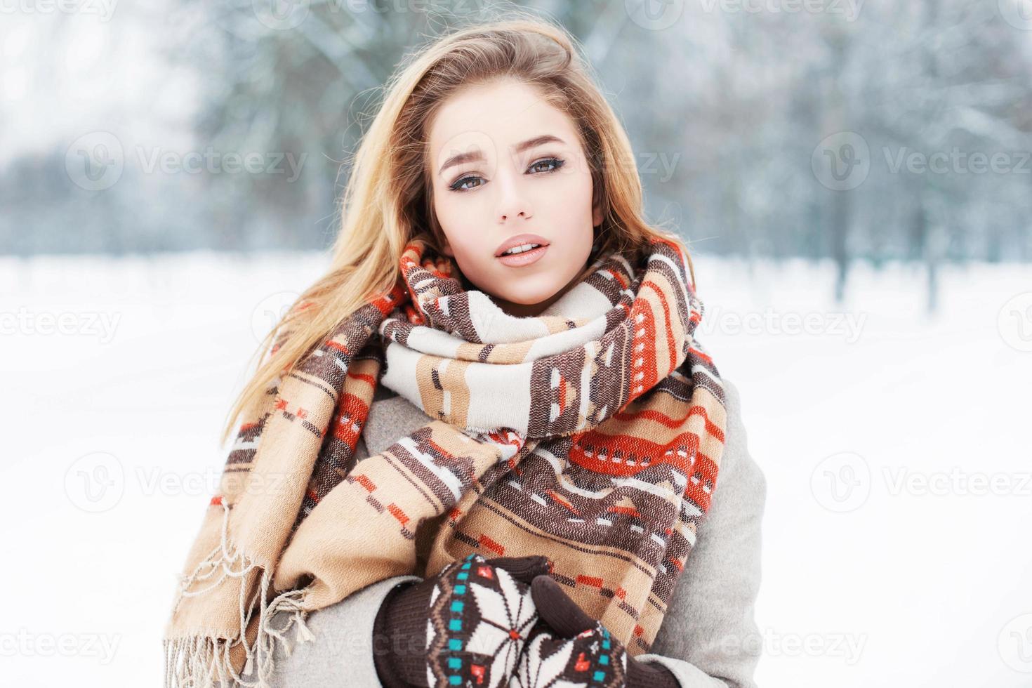 fille modèle élégante dans des vêtements à la mode avec un foulard debout dans le parc photo