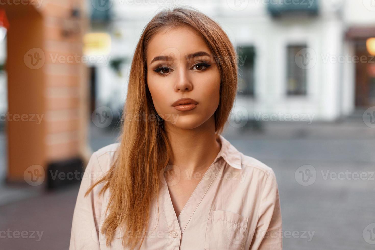 portrait en gros plan d'une belle jeune femme vêtue d'une robe élégante photo