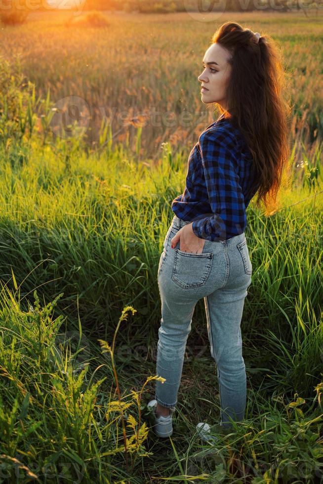 portrait d'une belle jeune femme sur le pré photo