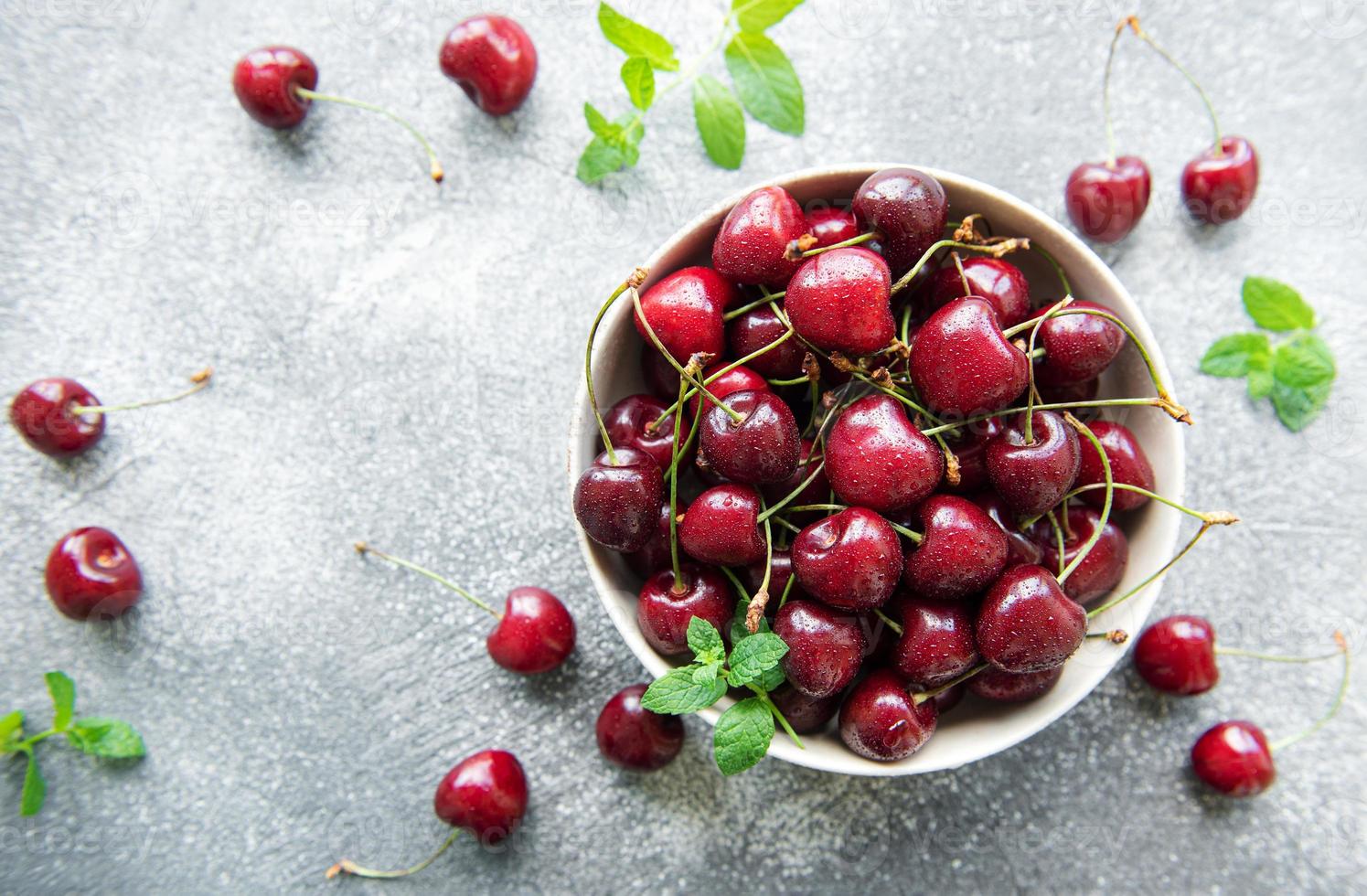 fruits de cerises rouges fraîches dans un bol photo