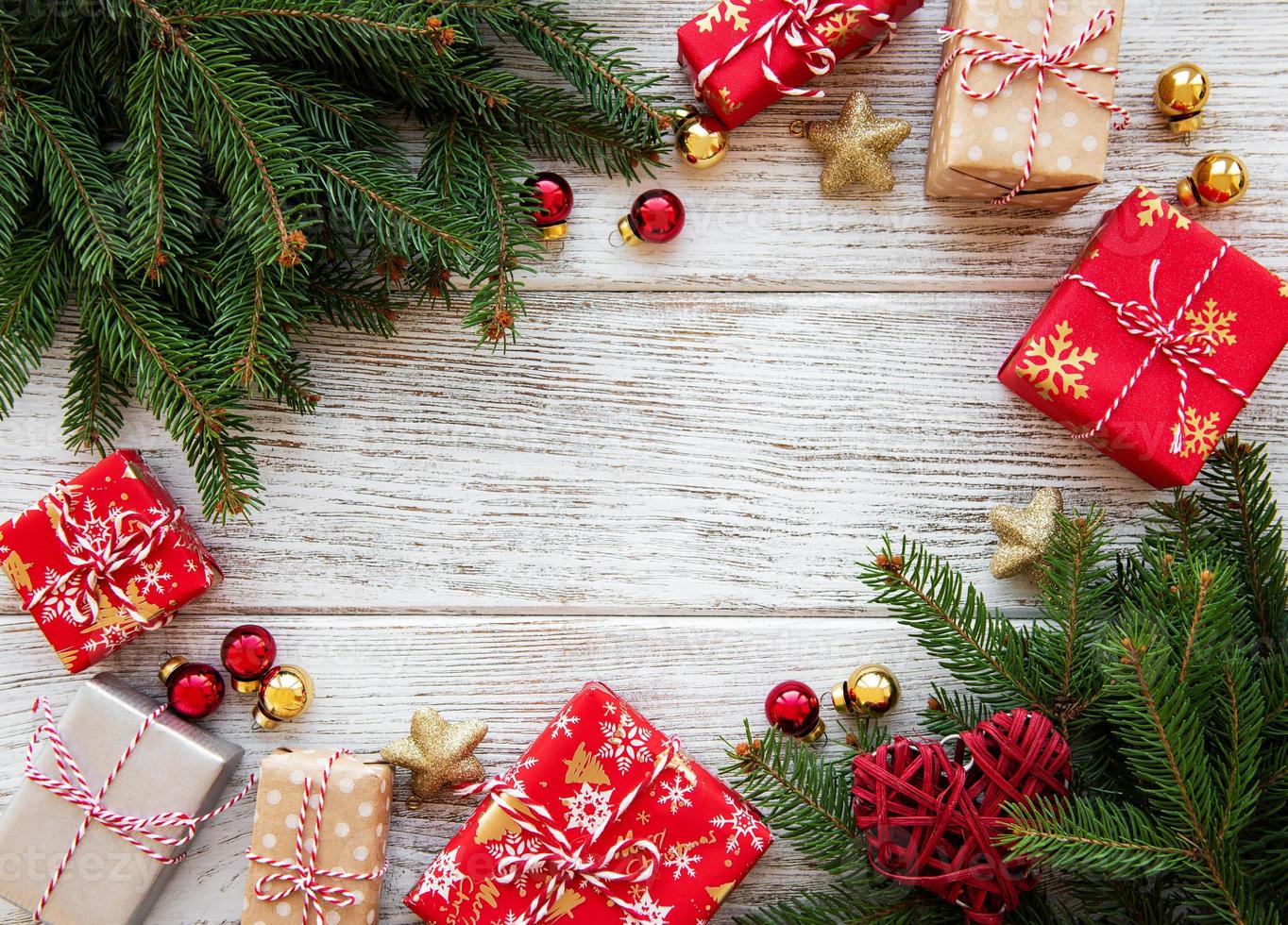 fond de noël avec des décorations et des coffrets cadeaux photo