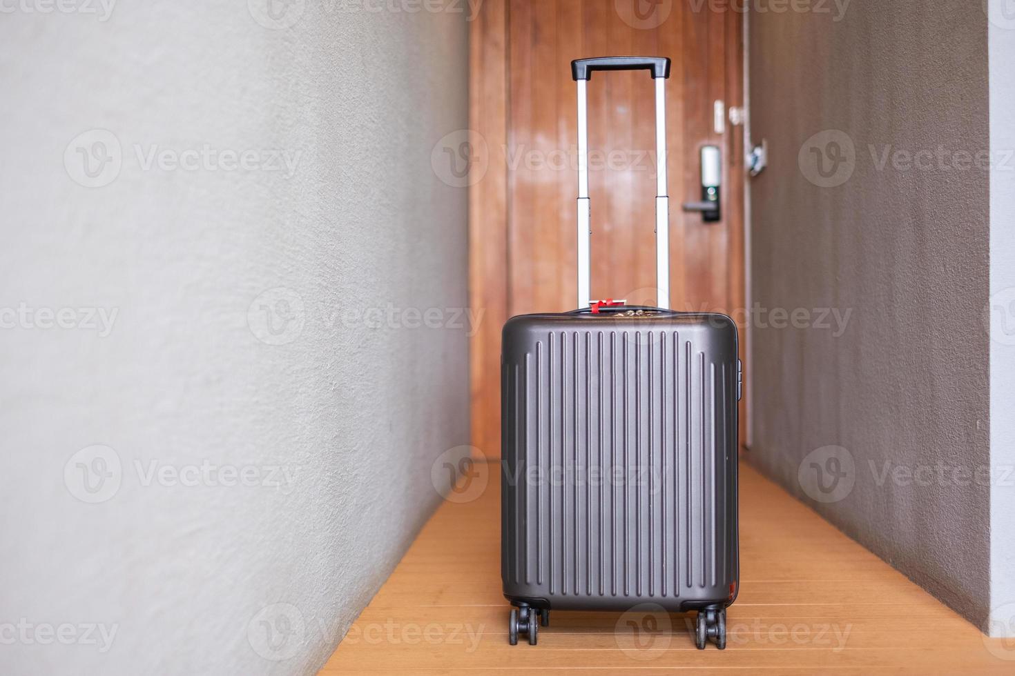 bagages dans une chambre d'hôtel moderne après l'ouverture de la porte. temps de voyager, staycation, service, voyage, voyage, vacances d'été et concepts de vacances photo