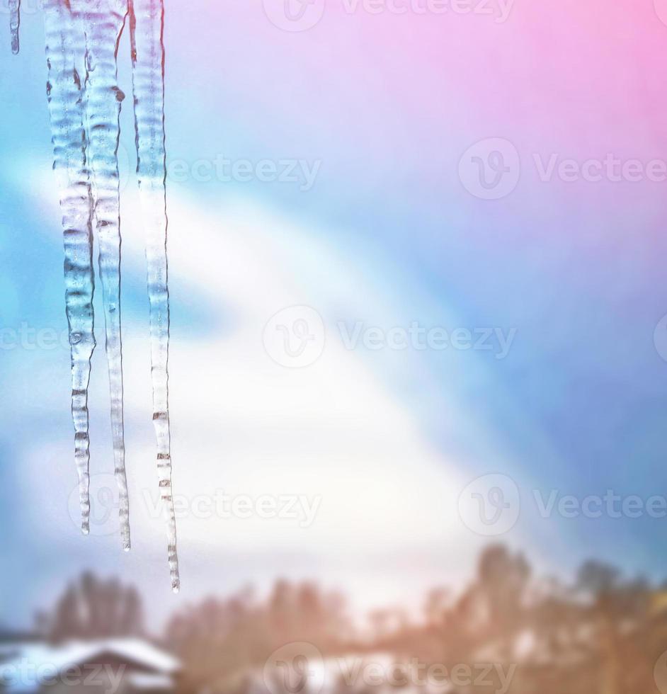 glaçons blancs contre le ciel bleu d'hiver. photo