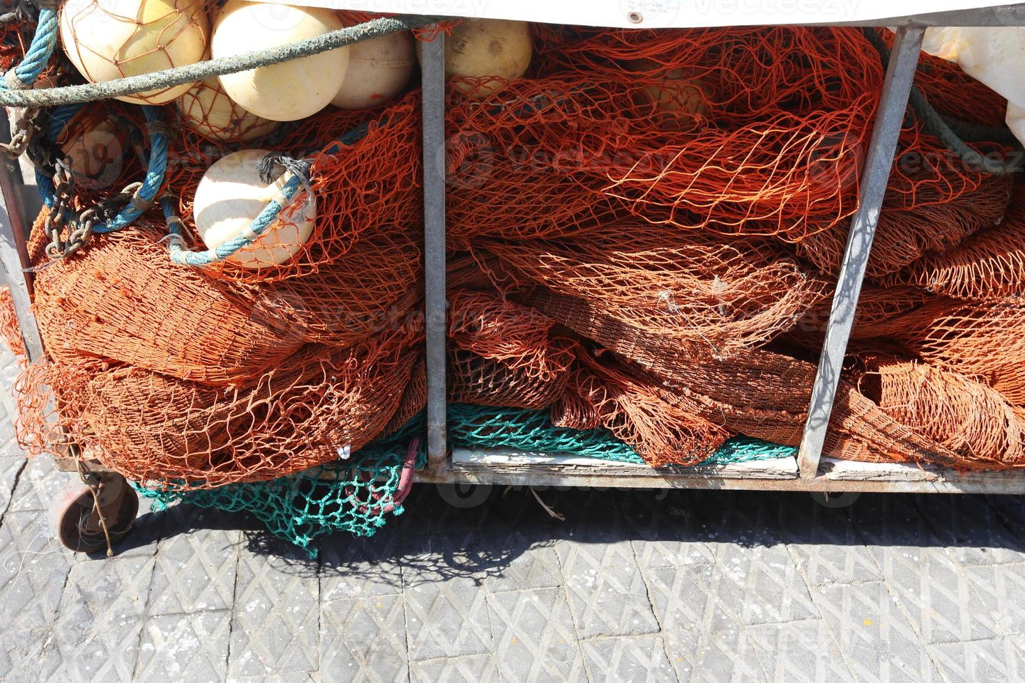 les filets de pêche sèchent au bord de la mer. photo