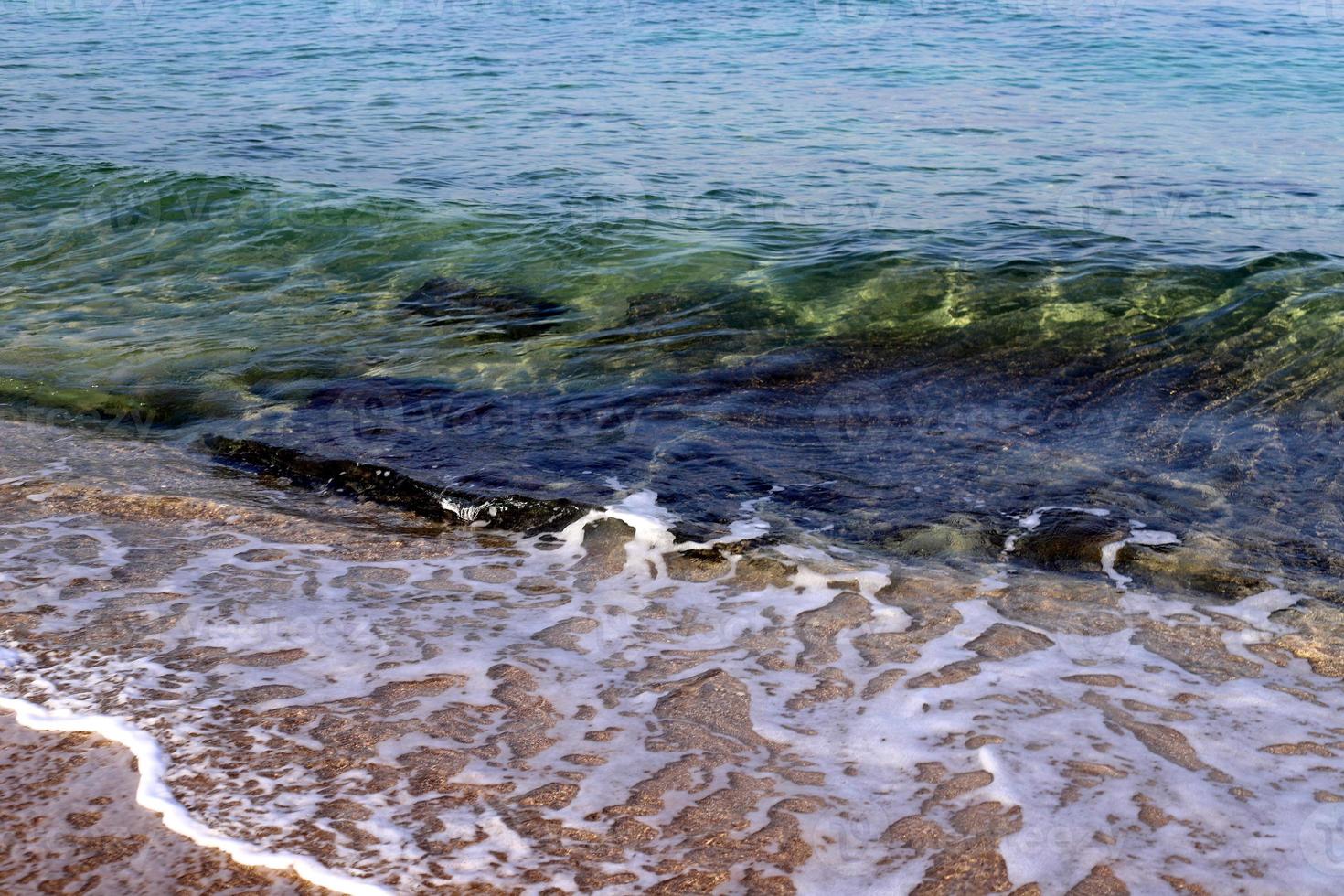 la couleur de l'eau de mer en eau peu profonde. photo