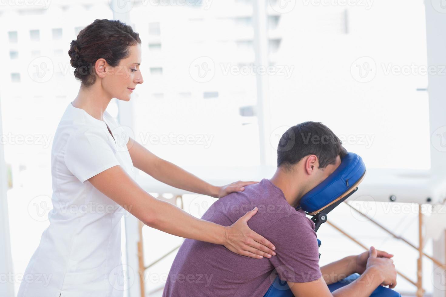 homme ayant le massage du dos photo