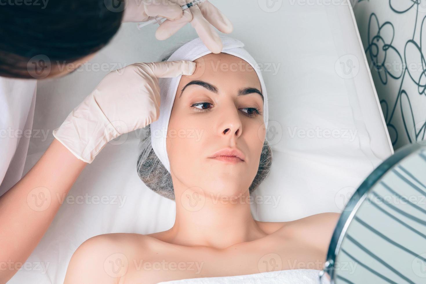 femme médecin montrant au patient les zones du visage pour une photo