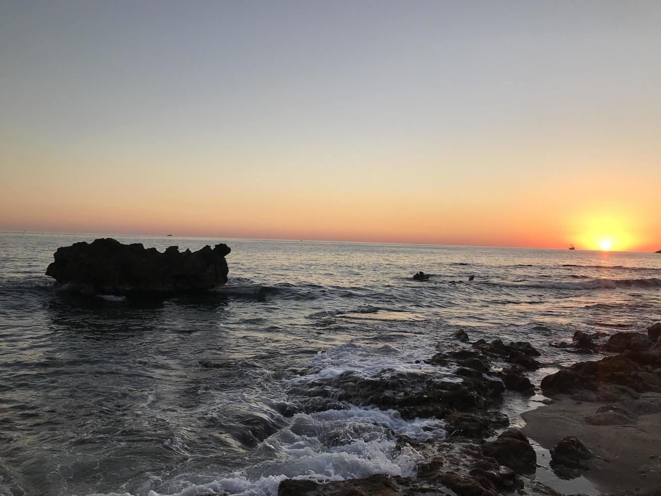 mer coucher de soleil avec falaise photo