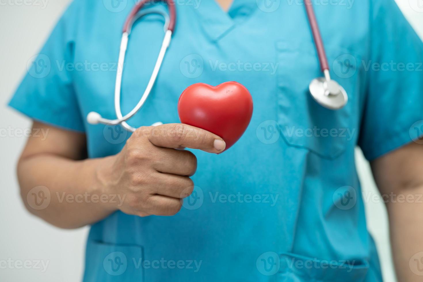 médecin tenant un coeur rouge dans la salle d'hôpital, concept médical solide et sain. photo