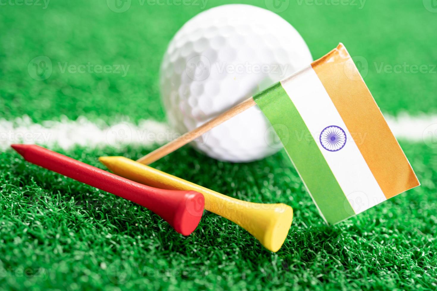 balle de golf avec drapeau indien et tee sur pelouse verte ou herbe est le sport le plus populaire au monde. photo