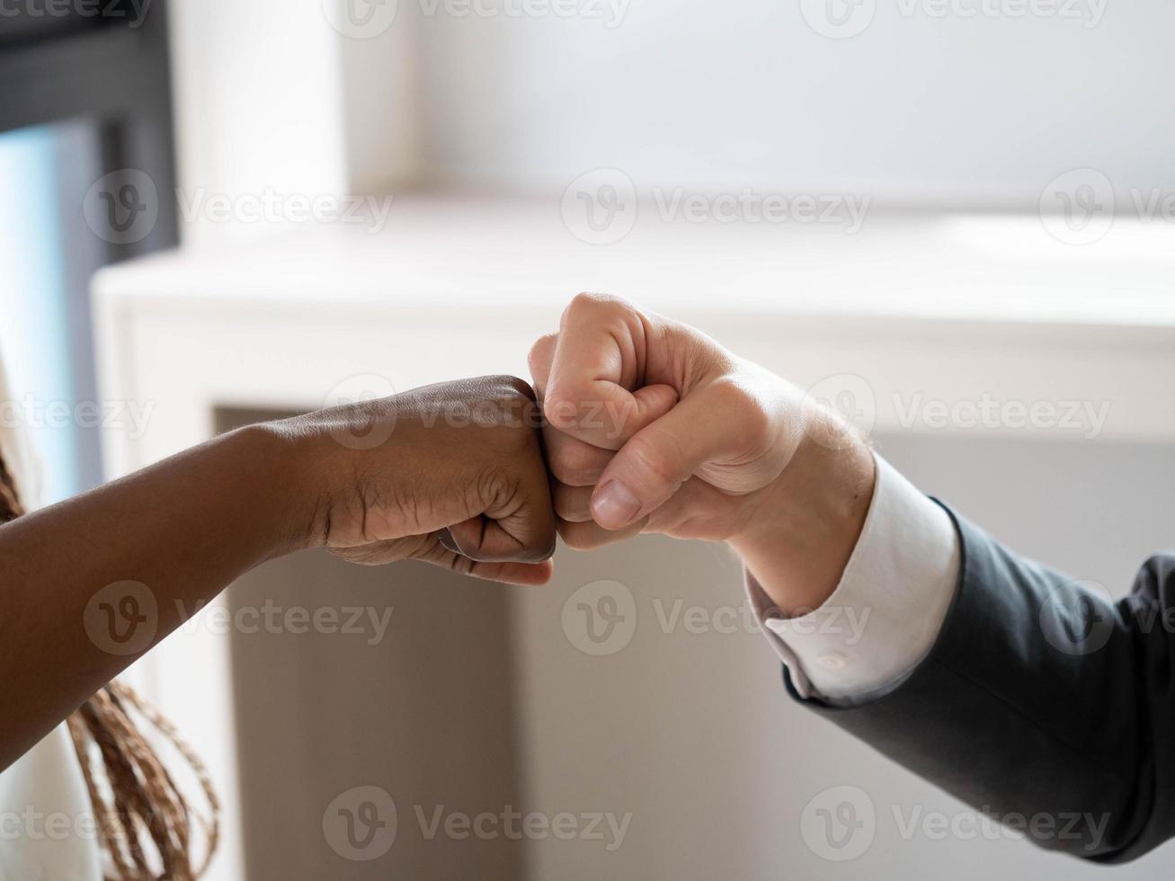 fermer toucher doigt main partie du corps diversité droit de l'homme la personne symbole accord contrat affaires réunion connexion relation amicale entreprise partenaire ensemble travail en équipe groupe réussi professionnel photo