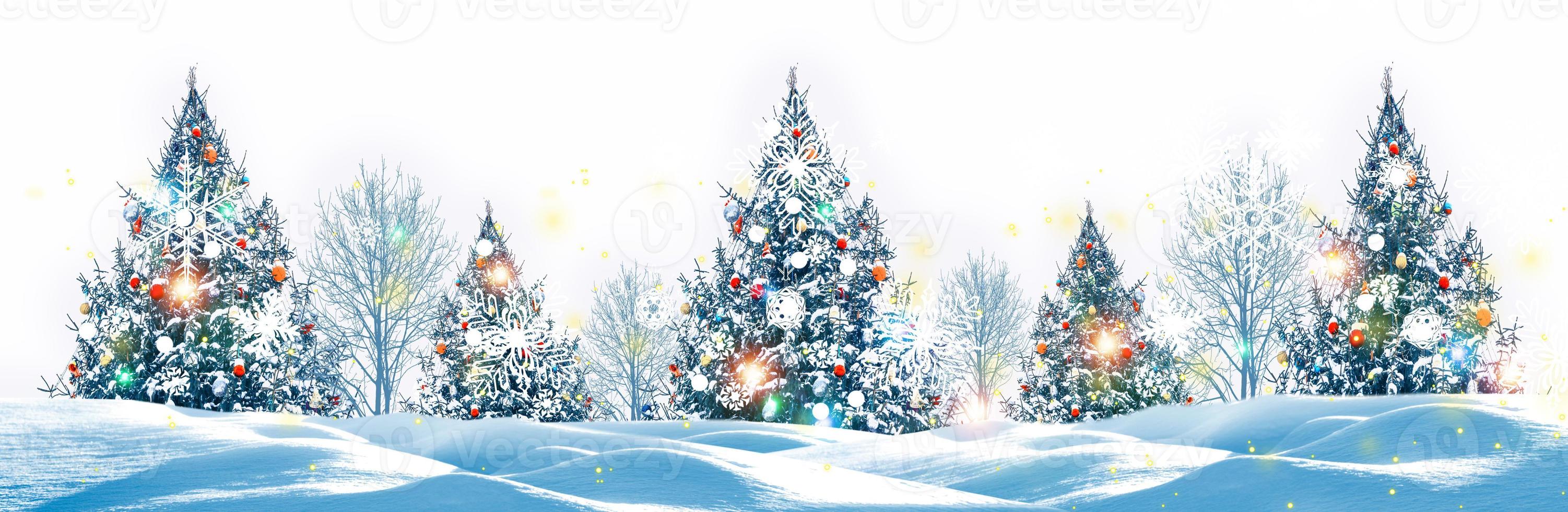joyeux Noel et bonne année. arbres couverts de neige. photo