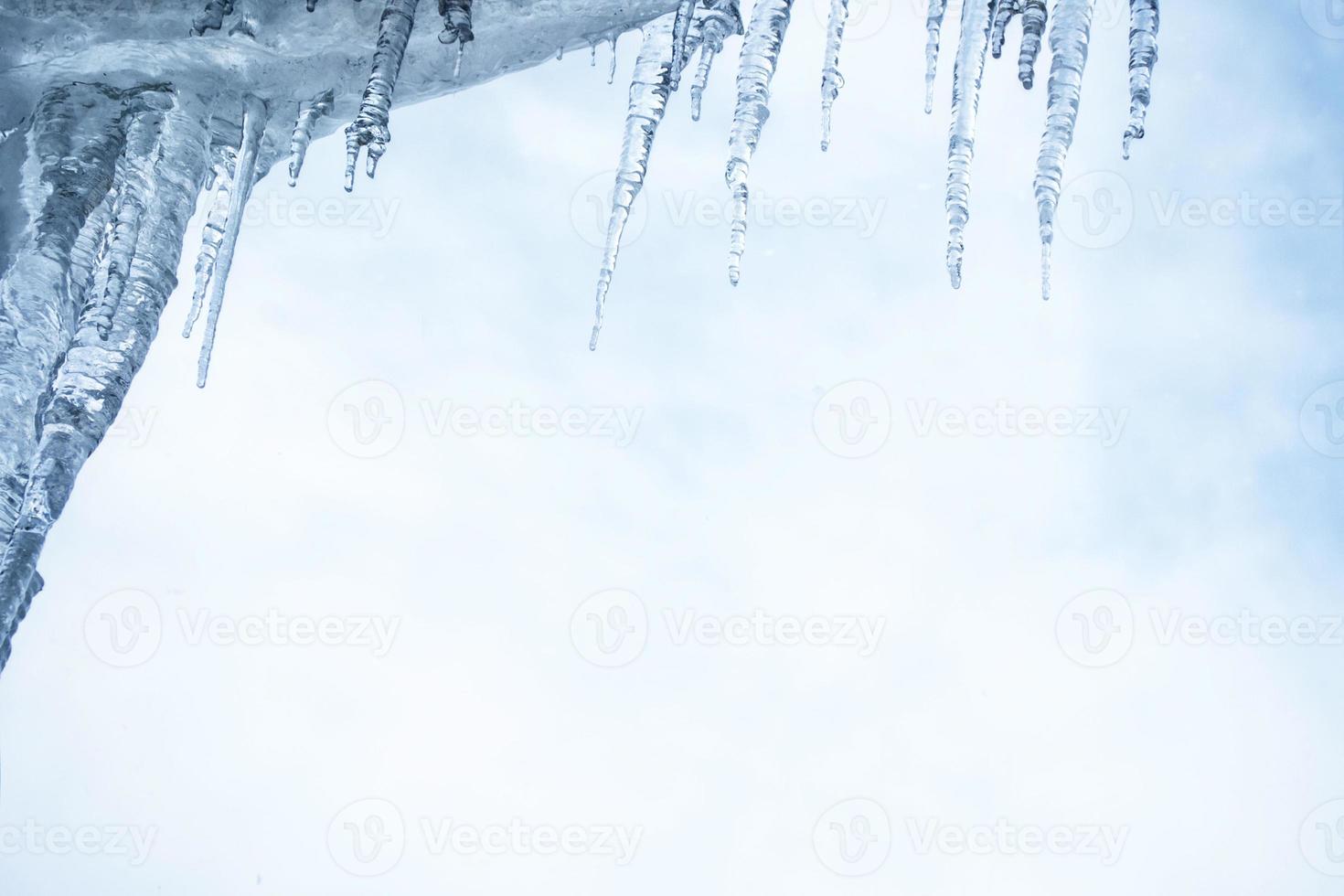 glaçons blancs contre le ciel bleu d'hiver. photo