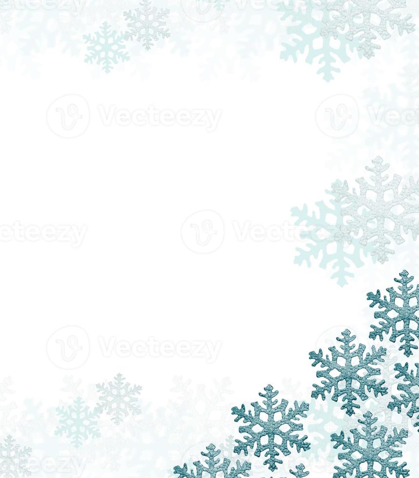 beaux flocons de neige colorés isolés sur fond blanc. Cadre. photo
