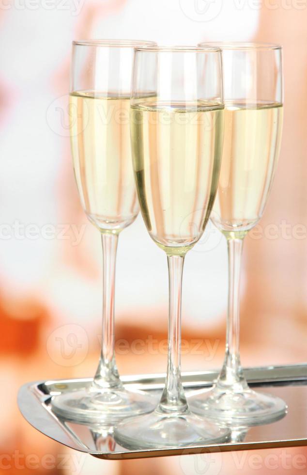 soirée d'entreprise: verres de champagne étincelants sur le plateau photo