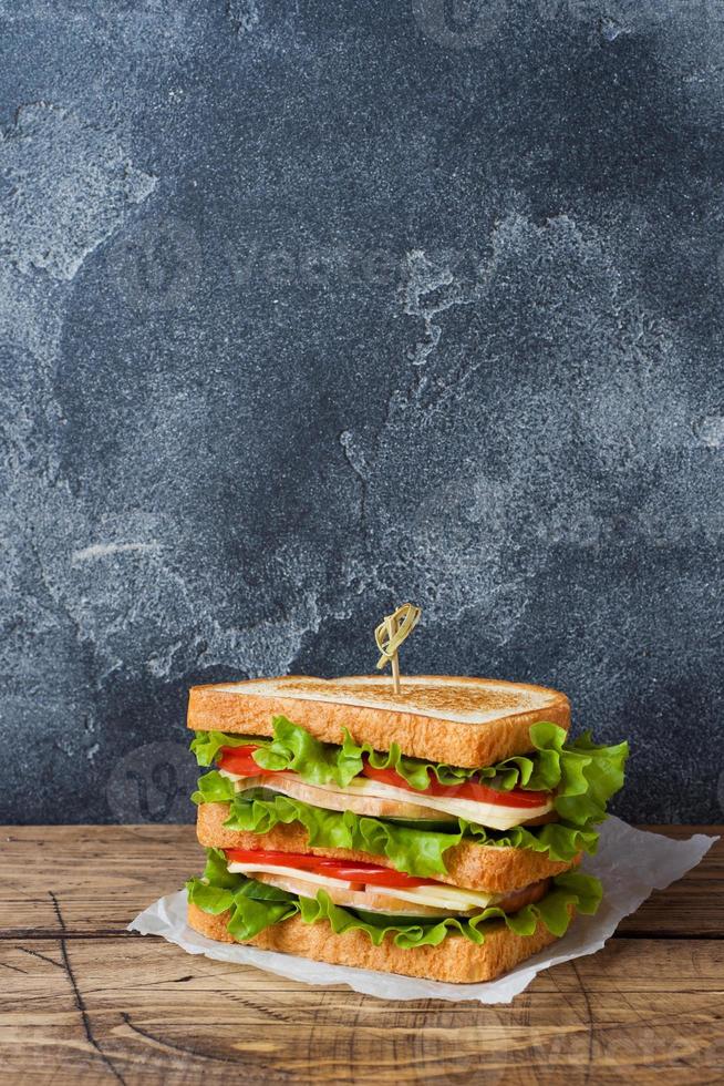 sandwichs savoureux et frais sur une table en bois sombre. espace de copie. photo