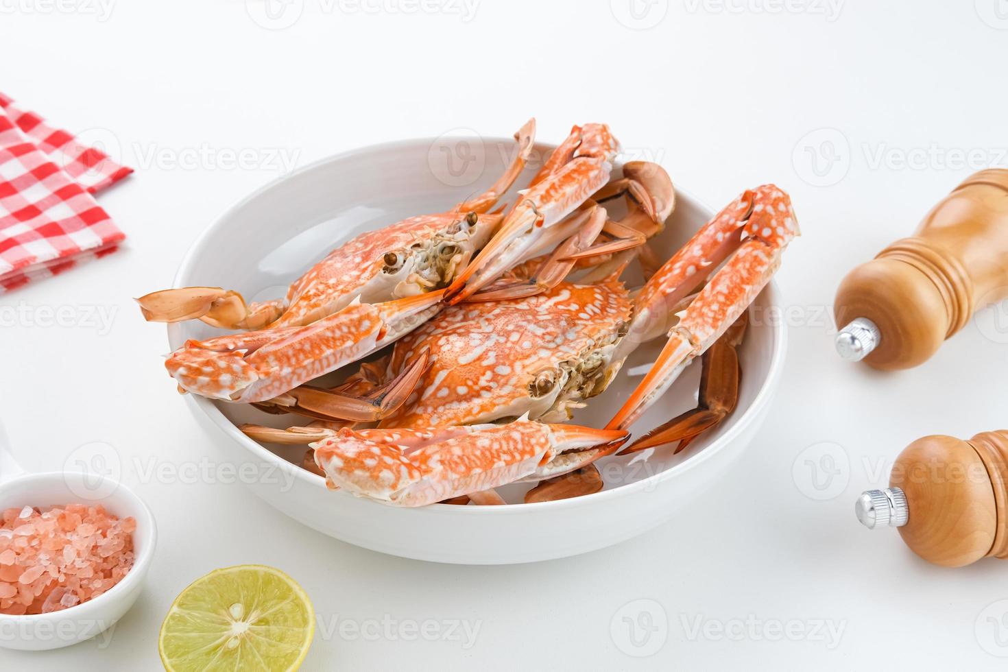 crabe bleu cuit à la vapeur servi sur assiette, préparation des aliments photo