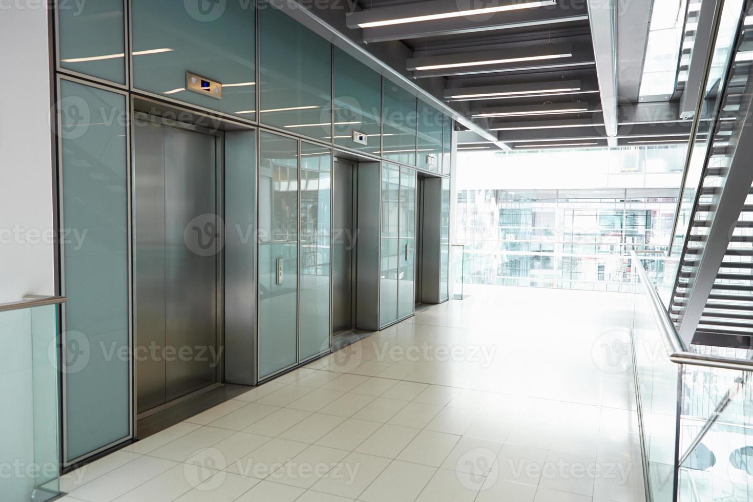 ascenseurs dans le couloir vide d'une entreprise photo