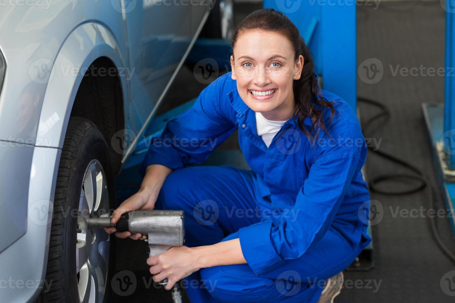 mécanicien ajustant la roue du pneu photo