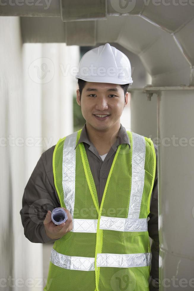 ingénieur industriel asiatique au travail photo