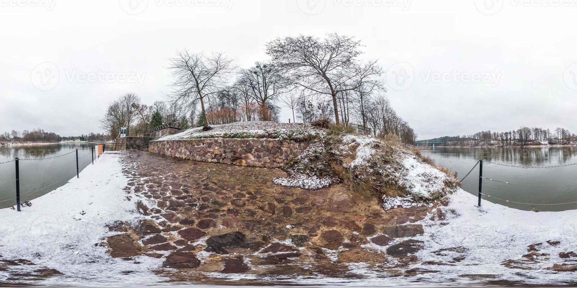 conte de fées d'hiver panorama sphérique complet et harmonieux vue d'angle à 360 degrés sur la rive de la largeur de la rivière neman par temps nuageux en projection équirectangulaire, prêt vr ar contenu de réalité virtuelle photo