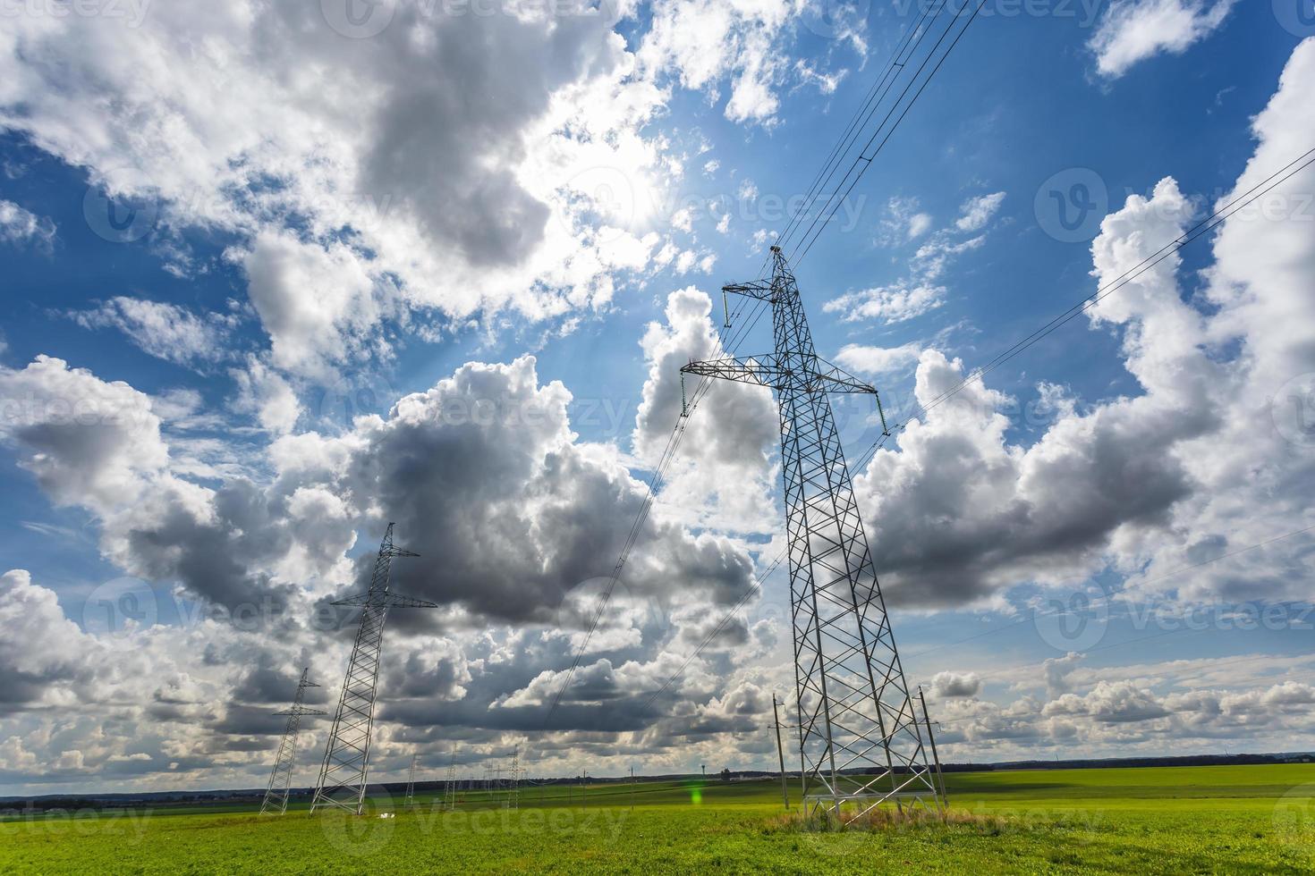 silhouette des pylônes électriques à haute tension sur fond de beaux nuages photo