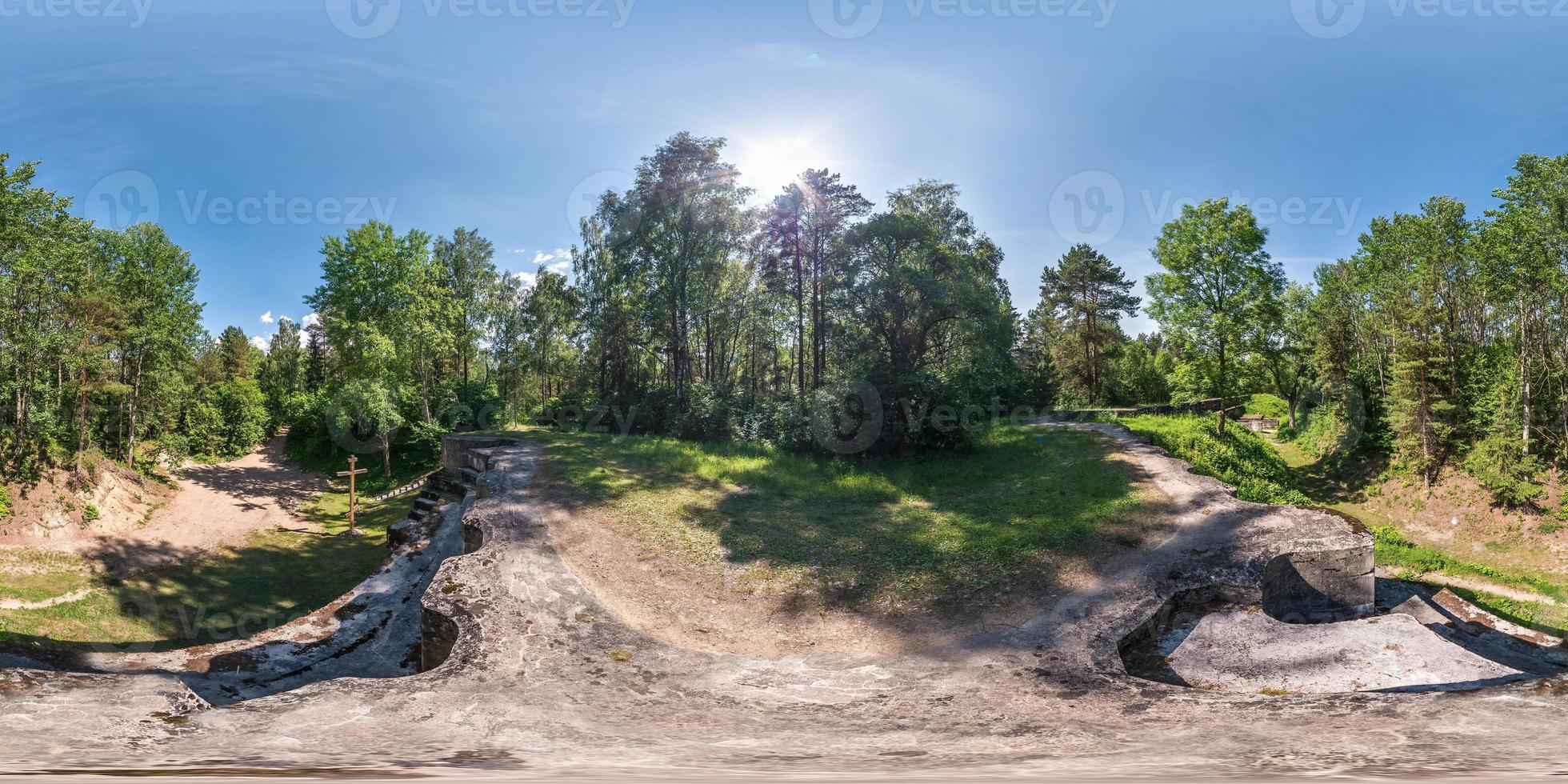 panorama complet et harmonieux 360 par 180 degrés vue d'angle sur le dessus forteresse militaire abandonnée en ruine de la première guerre mondiale dans la forêt en projection équirectangulaire équidistante sphérique photo