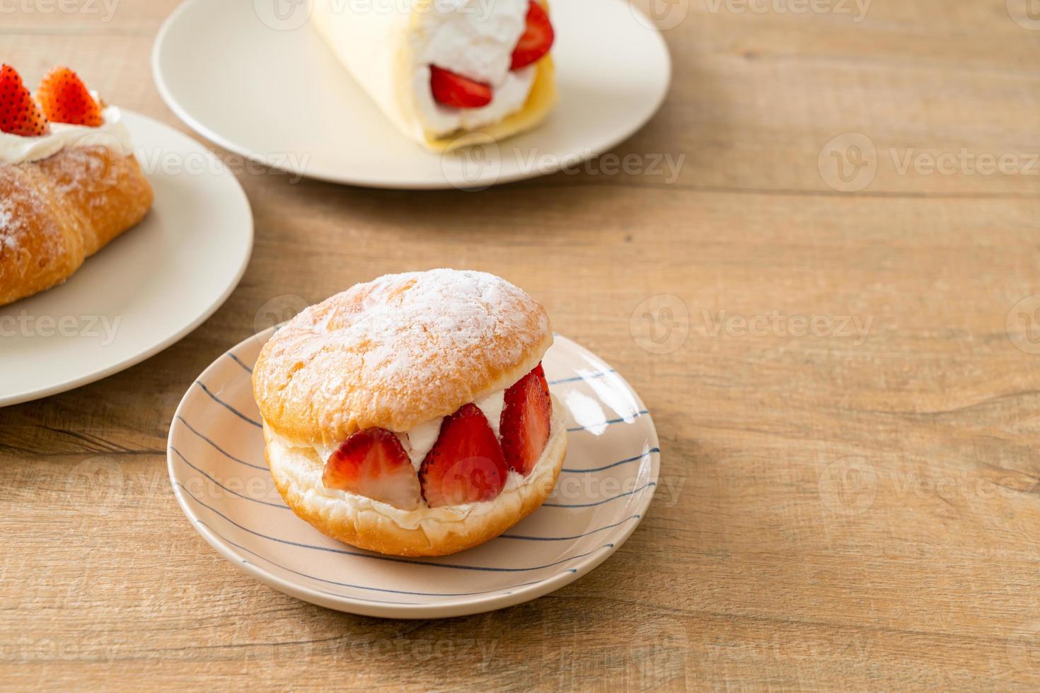 beignet burger fraise avec fromage à la crème frais photo