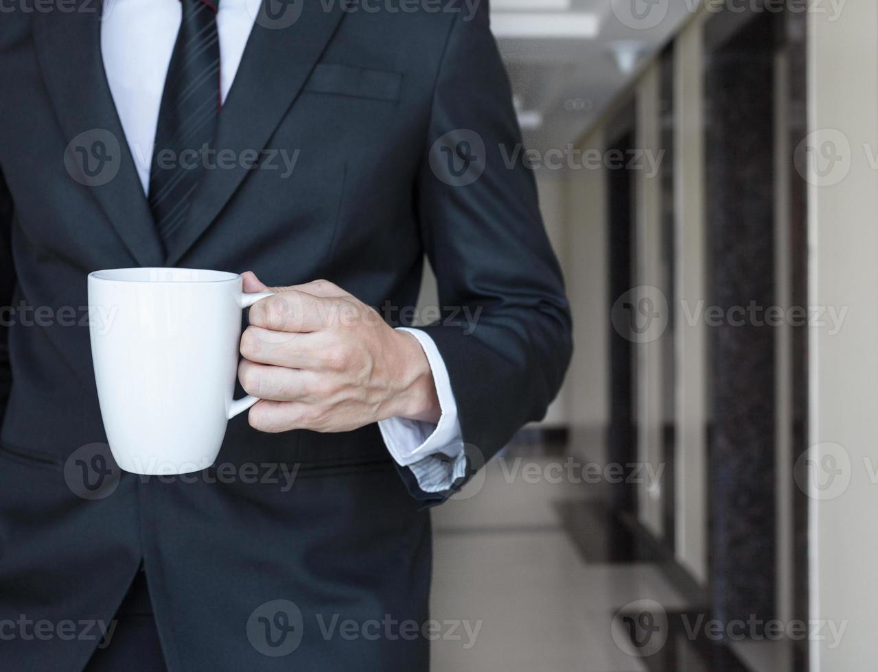 homme affaires, marche, sien, bureau, tenue, café, tasse photo
