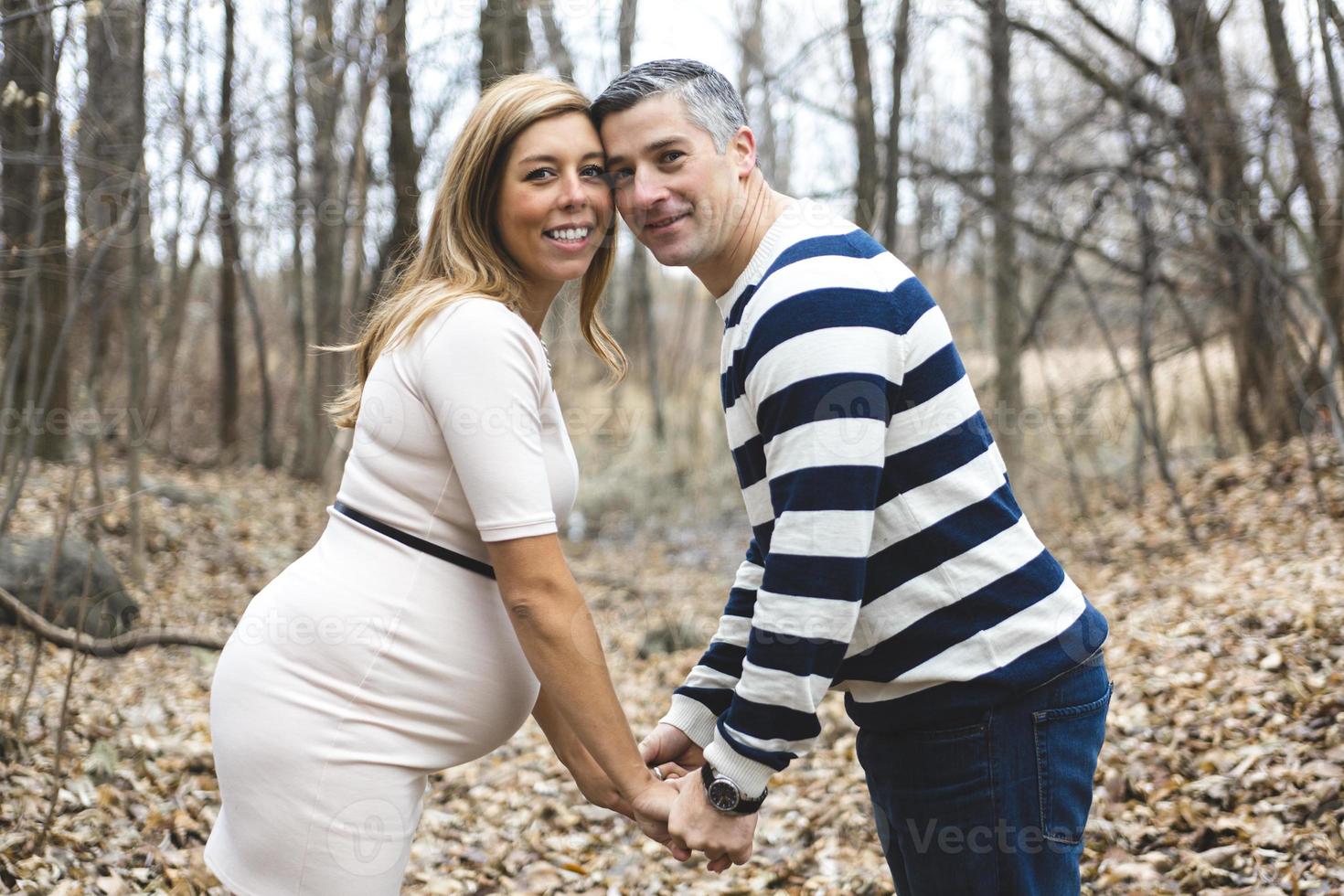 beau portrait de couple enceinte en plein air dans la nature automne photo