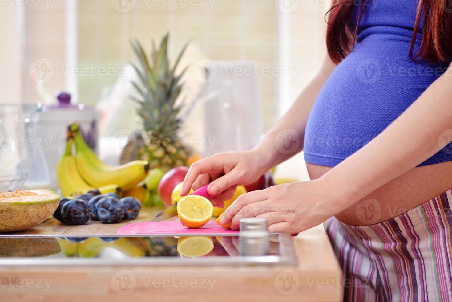 femmes enceintes dans la cuisine photo