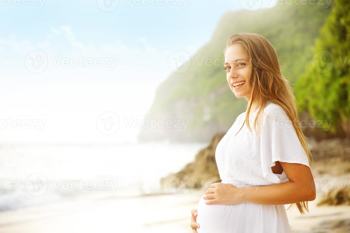 femme enceinte, dans, robe blanche, plage photo