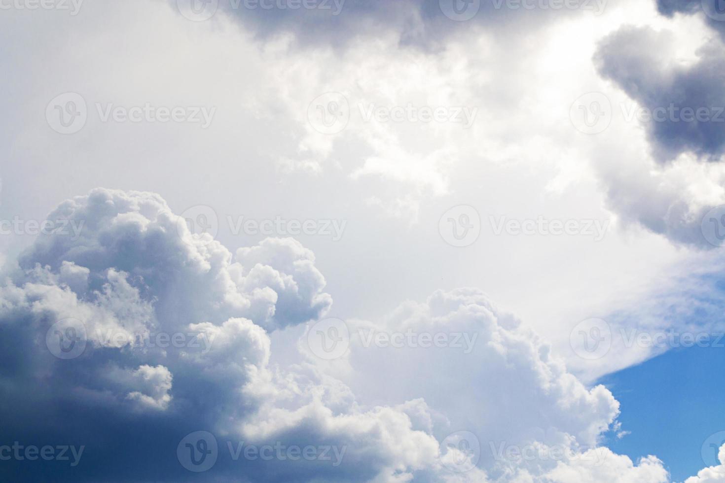 arrière-plan flou. ciel bleu et nuages blancs moelleux. photo