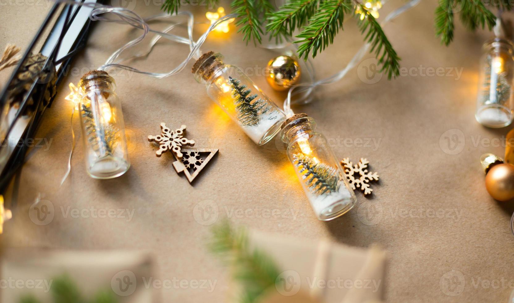 arrière-plan avec fond pour noël et nouvel an dans des matériaux écologiques papier kraft, boîte-cadeau, branches de sapin vivant, cônes, ficelle. étiquettes avec maquette, décor naturel, fait main, bricolage. catégoriquement photo