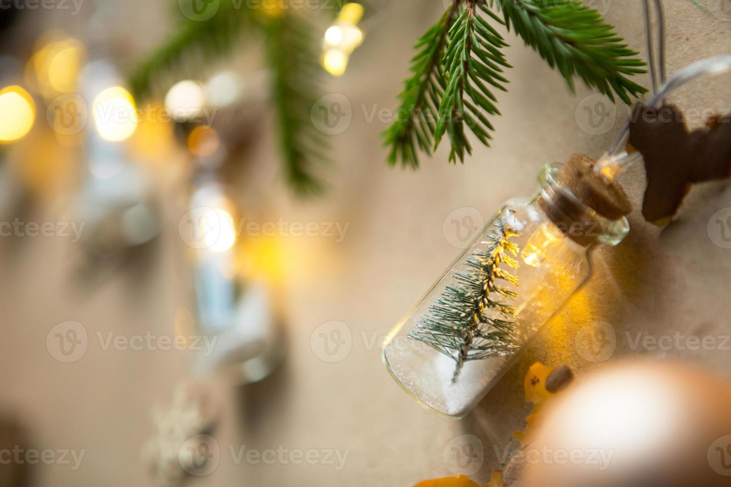 arrière-plan avec fond pour noël et nouvel an dans des matériaux écologiques papier kraft, boîte-cadeau, branches de sapin vivant, cônes, ficelle. étiquettes avec maquette, décor naturel, fait main, bricolage. catégoriquement photo