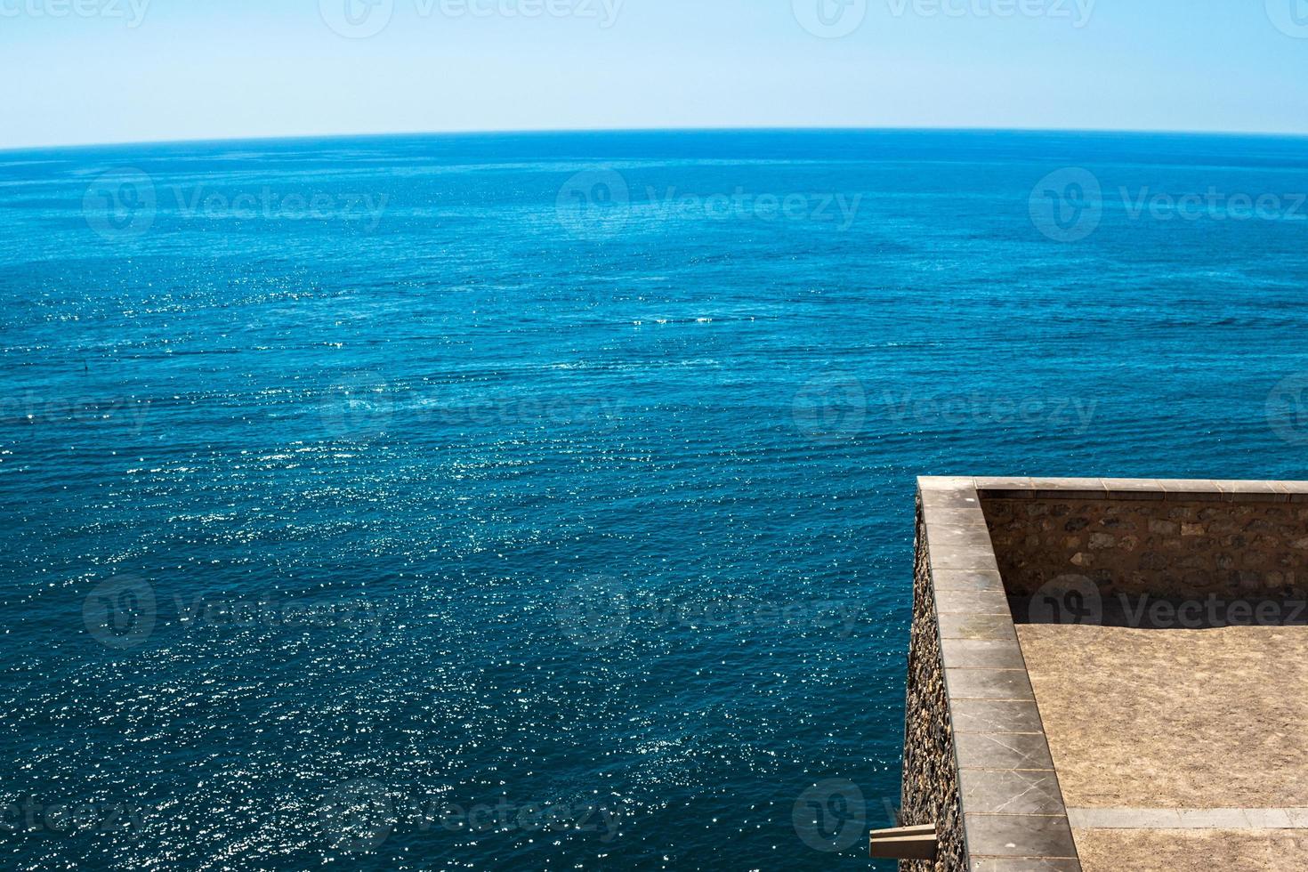 terrasse pour contempler la mer. image horizontale. photo