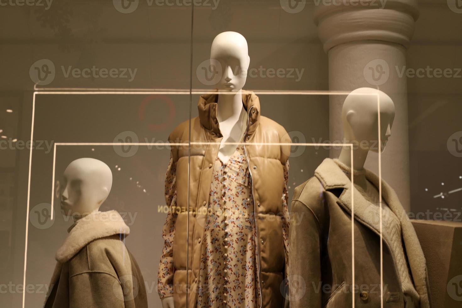 un mannequin se dresse sur une vitrine dans un magasin. photo