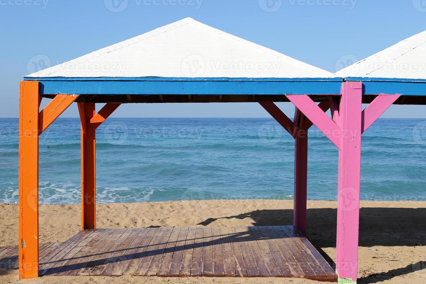 plage de sable sur la mer méditerranée. photo