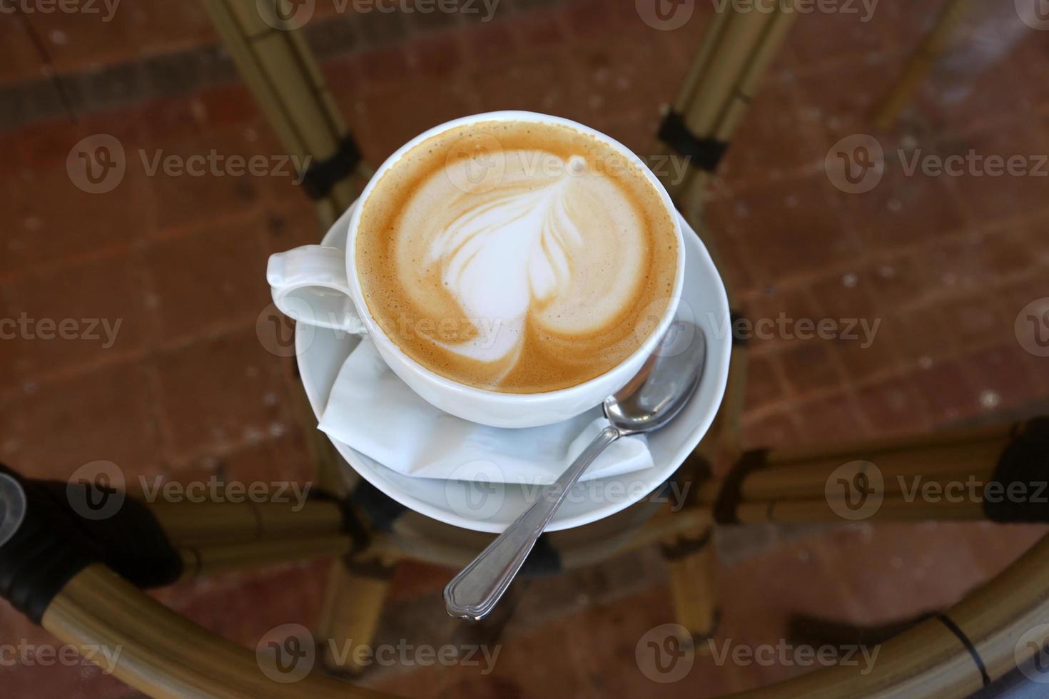 du café chaud et fort est versé dans une tasse. photo