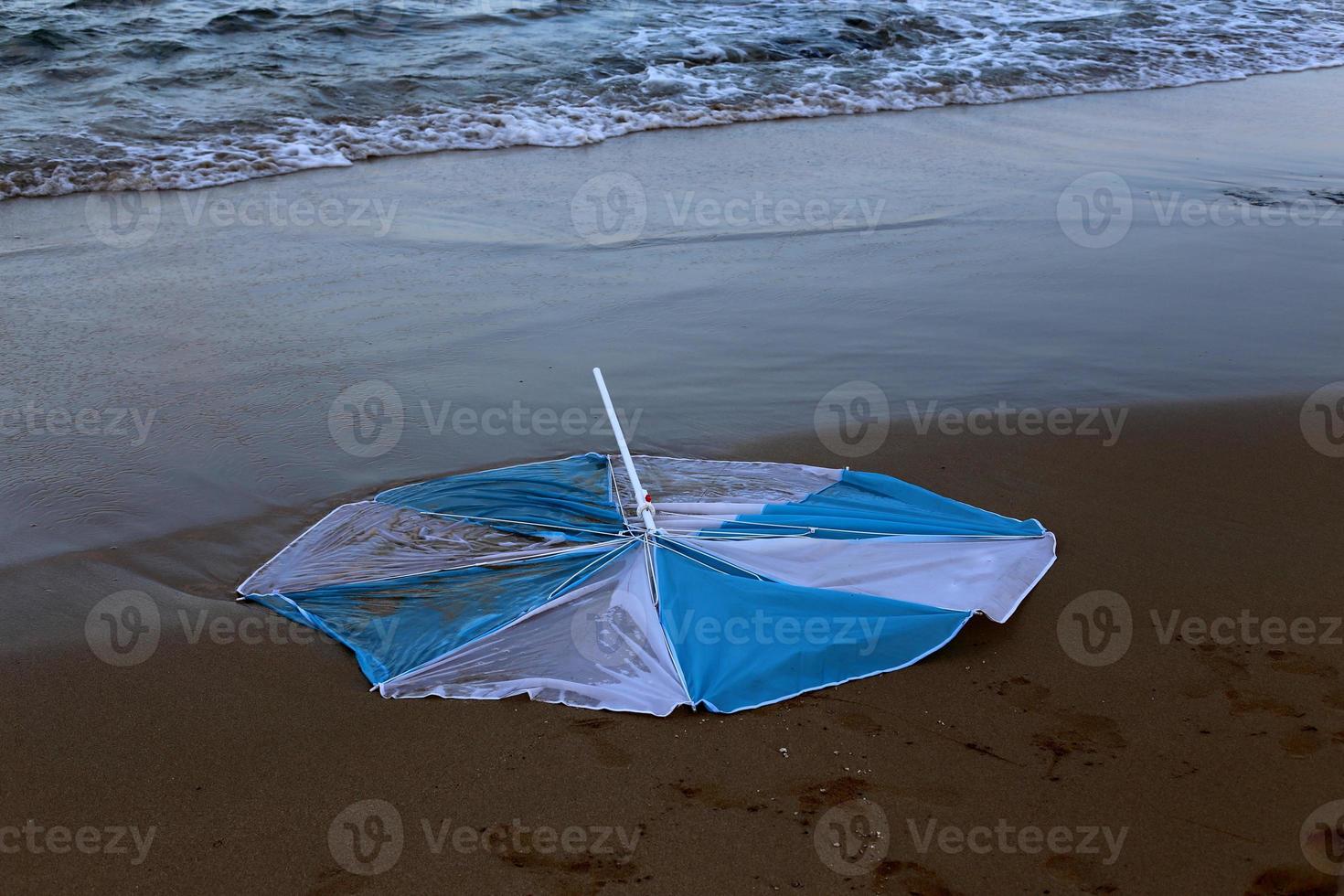 parasol pour s'abriter du soleil sur la plage de la ville. photo