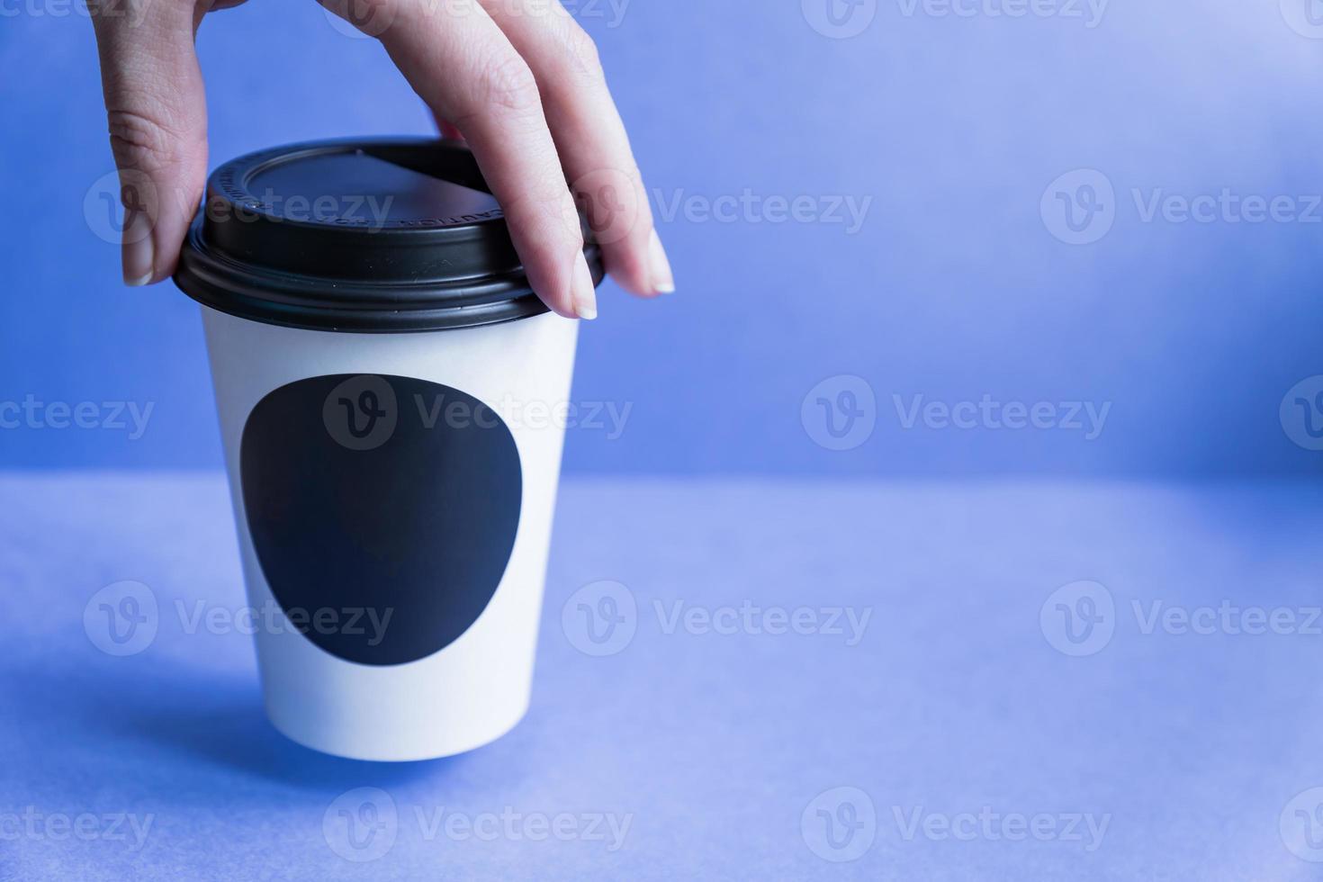 Gobelet jetable en papier kraft blanc pour café avec couvercle en plastique  noir. café à emporter sur fond bleu. 9980442 Photo de stock chez Vecteezy